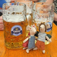 Prost im Festzelt der Michelesmesse