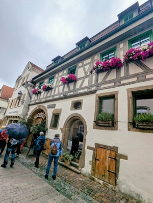 Altes Relikt, kleine Holztür