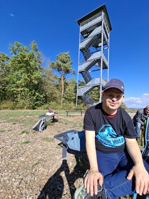 unser youngster vor Aussichtsturm.