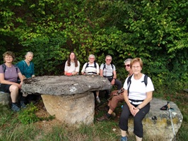 Die 8 Wanderer unter dem Felsen
