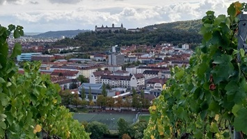 Festung Marienburg hoch oben mit Tälern dazwischen